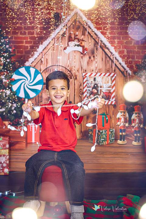 ensaio de natal em estúdio Brasília DF cenário fotografia de família ensaio família veloso valentim fotógrafo de família book de família ensaio infantil criança sorrindo feliz natal'