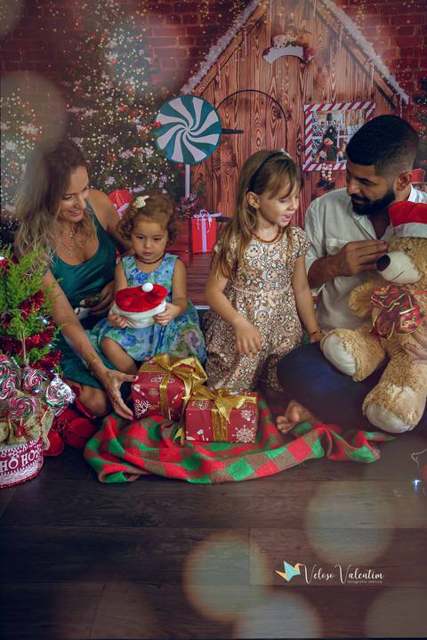 ensaio de natal em estúdio Brasília DF cenário fotografia de família ensaio família veloso valentim fotógrafo de família book de família ensaio infantil feliz natal família'
