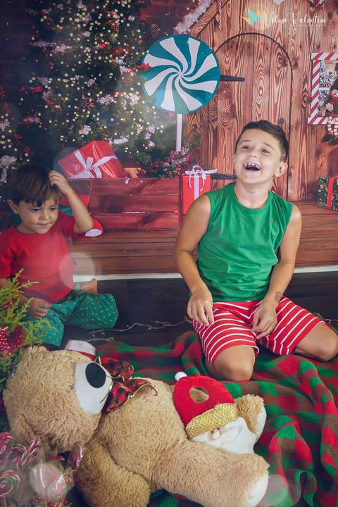 ensaio de natal em estúdio Brasília DF cenário fotografia de família ensaio família veloso valentim fotógrafo de família book de família ensaio infantil feliz natal irmãos'
