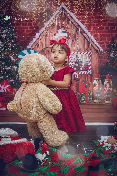ensaio de natal em estúdio Brasília DF cenário fotografia de família ensaio família veloso valentim fotógrafo de família book de família ensaio infantil feliz natal menina e urso'