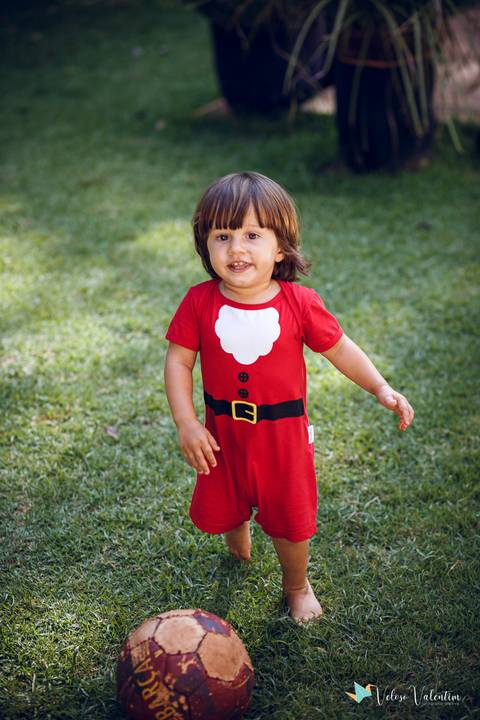 menino de vermelho na grama'