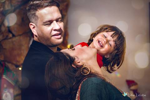 Família em momento de carinho'