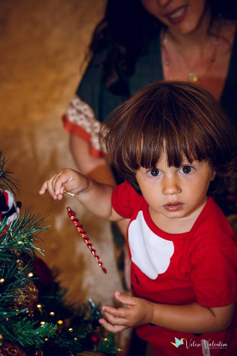 Criança olhando para a câmera'