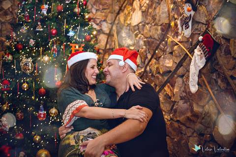 Casal se olha em cenário de natal'