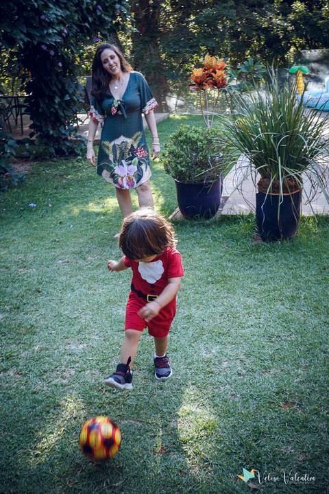 criança com roupa de papai noel'