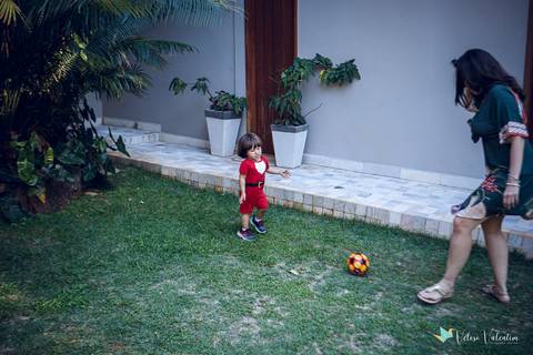mãe e filho jogando futebol'