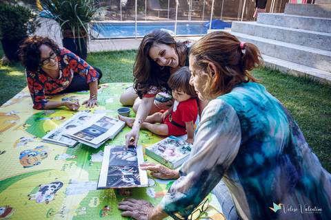 familia vendo álbuns de fotos'
