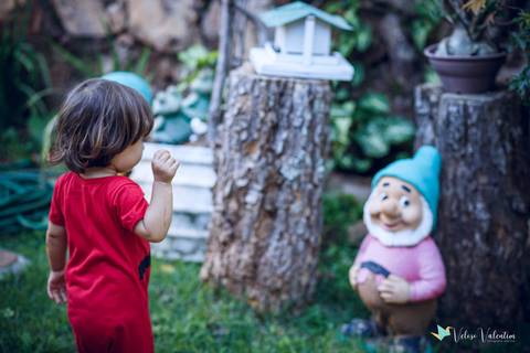 menino com anão de jardim'