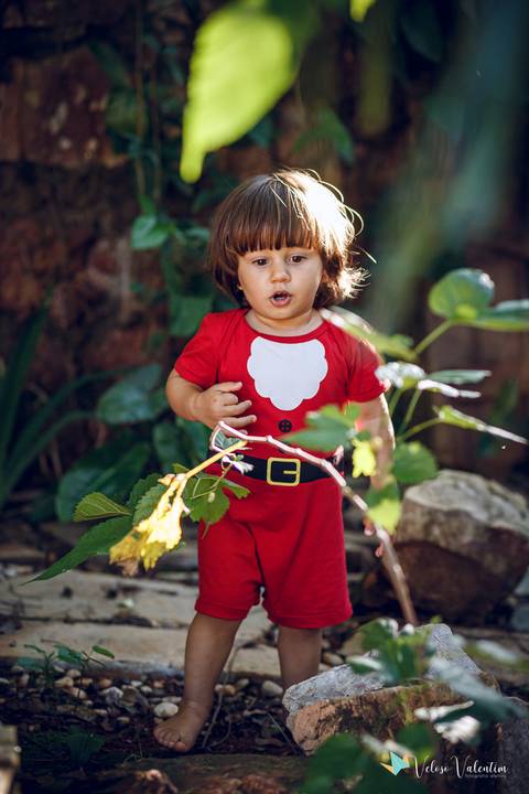 criança explorando o jardim'