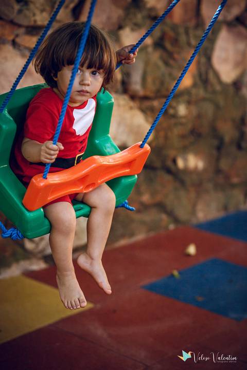 menino no balanço'