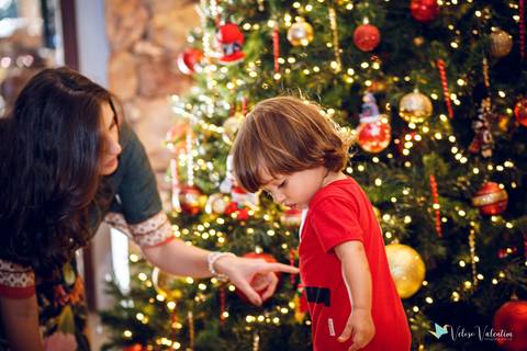 mulher com criança e árvore de natal'