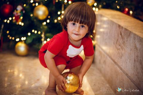 menino com bola dourada de natal'