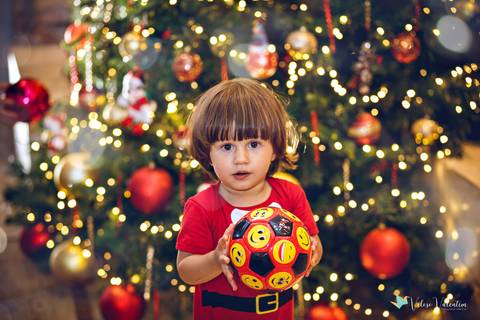 menino com bola vermelha e amarela'