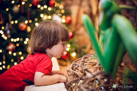 menino em cenário de natal'