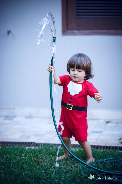 menino com mangueira '