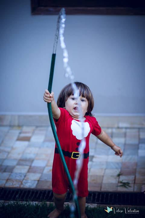 criança jogando água no fotógrafo'
