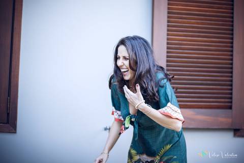 mulher rindo após ser molhada pelo filho'