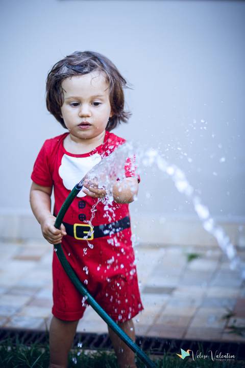 menino se molha com mangueira'