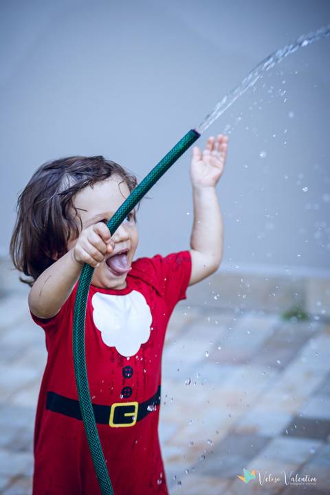 menino com lingua de fora'