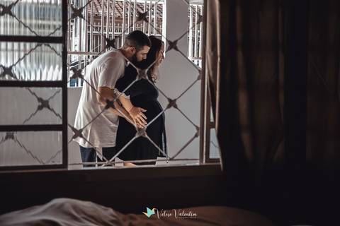 casal abraçados visto pela janela'