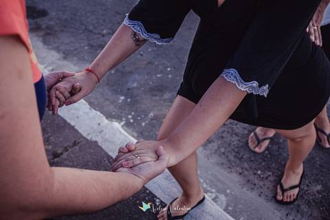 doula segura as mãos da mulher'