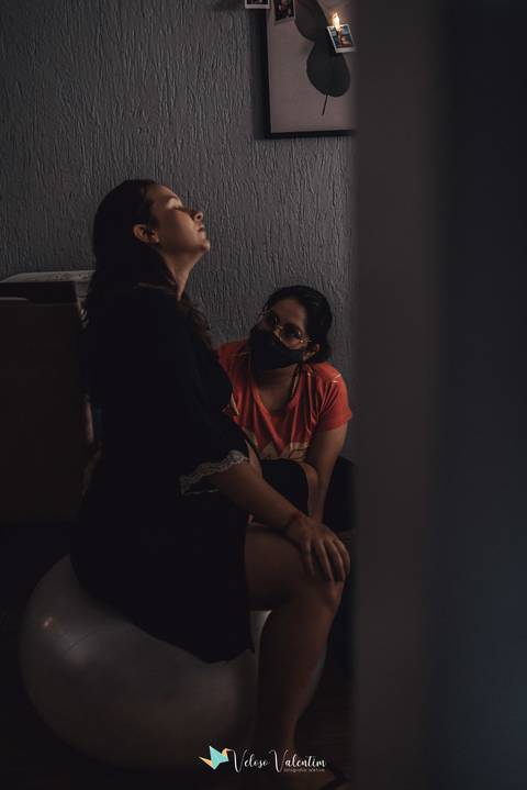 mulher em trabalho de parto com doula'
