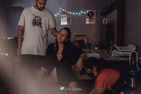 marido faz carinho na mulher'
