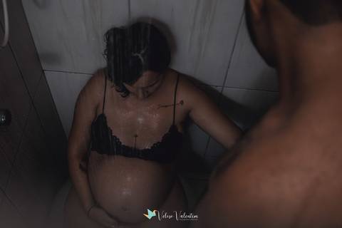 mulher grávida sentada no chuveiro'