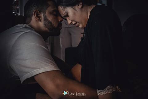 mulher com dor do parto com apoio do marido'
