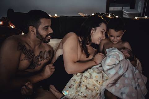família conhecendo o novo bebê'