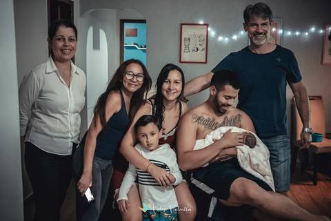 família posando com recém nascida'