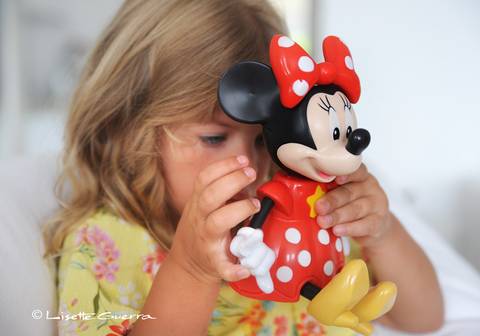 Criança loira com olhos claros.'