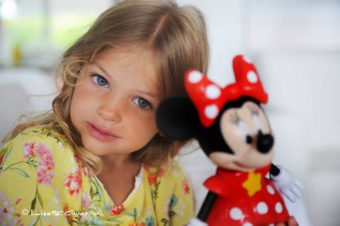 Menina cabelos claros com vestido floral.'