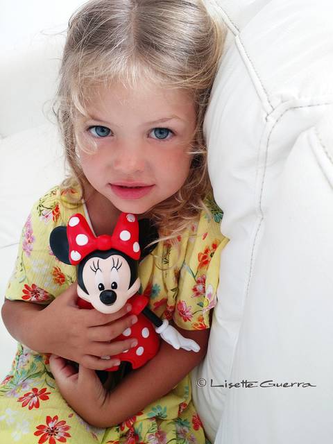 fotografia de criança loira com minnie'
