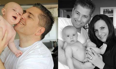 pai e mãe em fotografia P&B com bebê; Pai vestindo camisa branca em fotografia com bebê.'