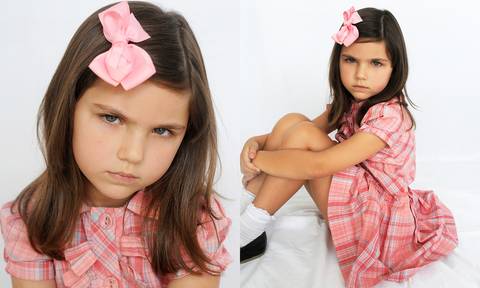 fotografia de criança , vestido xadrez rosa. '