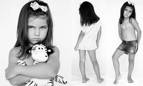 menina fotografia P&B, com bicho de pelúcia e shorts jeans.'
