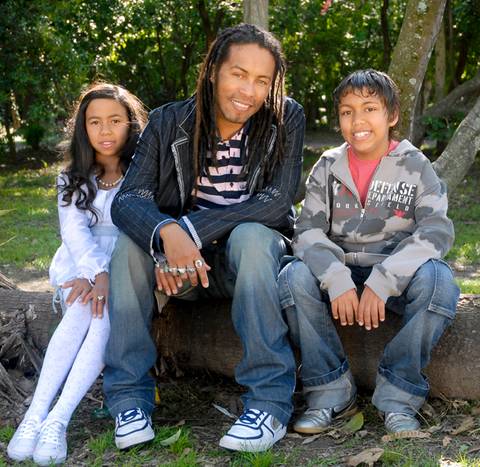 Serginho Moah, com os filhos Sofia e Herbert'