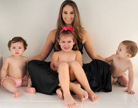 Claudia Webster  em ensaio fotográfico com os flilhos'