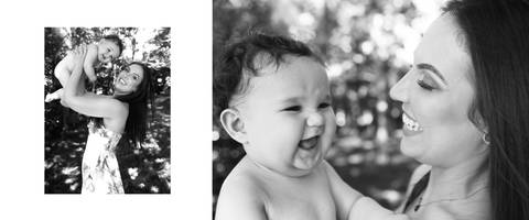 Fotografia p&b de mãe e filho.'