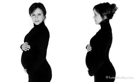 Foto de grávida usando vestido preto com as mãos sobrepostas na barriga.'