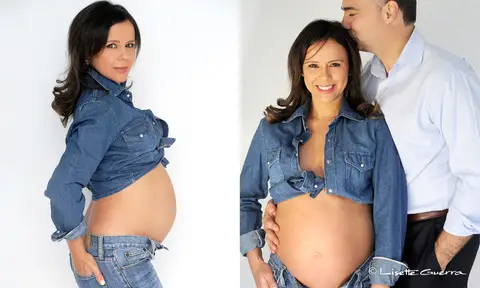 Gestante com calça e camisa jens em fotografia de casal.'
