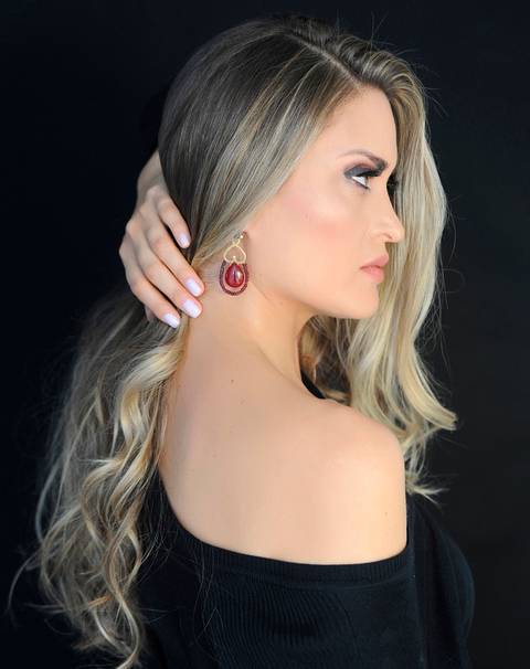 Leila Fraga Saut, de perfil, jóias.'