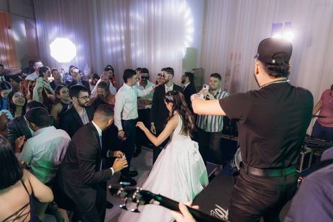 casamento Andressa e Lucas na Capela Santa Tereza D'ávila e recepção do casamento no Gracejos Recepções em João Pessoa, noivos emocionados, Daniel Araujo Fotografia, retrato de noivos, valsa de casamento, festa de casamento'