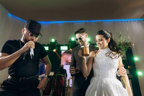 casamento Andressa e Lucas na Capela Santa Tereza D'ávila e recepção do casamento no Gracejos Recepções em João Pessoa, noivos emocionados, Daniel Araujo Fotografia, retrato de noivos, valsa de casamento, festa de casamento'