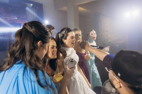 casamento Andressa e Lucas na Capela Santa Tereza D'ávila e recepção do casamento no Gracejos Recepções em João Pessoa, noivos emocionados, Daniel Araujo Fotografia, retrato de noivos, valsa de casamento, festa de casamento'