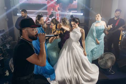 casamento Andressa e Lucas na Capela Santa Tereza D'ávila e recepção do casamento no Gracejos Recepções em João Pessoa, noivos emocionados, Daniel Araujo Fotografia, retrato de noivos, valsa de casamento, festa de casamento'