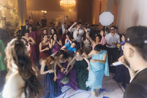 casamento Andressa e Lucas na Capela Santa Tereza D'ávila e recepção do casamento no Gracejos Recepções em João Pessoa, noivos emocionados, Daniel Araujo Fotografia, retrato de noivos, valsa de casamento, festa de casamento'