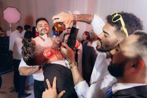 casamento Andressa e Lucas na Capela Santa Tereza D'ávila e recepção do casamento no Gracejos Recepções em João Pessoa, noivos emocionados, Daniel Araujo Fotografia, retrato de noivos, valsa de casamento, festa de casamento'