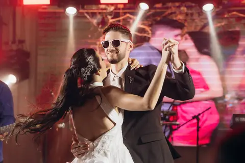 casamento Andressa e Lucas na Capela Santa Tereza D'ávila e recepção do casamento no Gracejos Recepções em João Pessoa, noivos emocionados, Daniel Araujo Fotografia, retrato de noivos, valsa de casamento, festa de casamento'